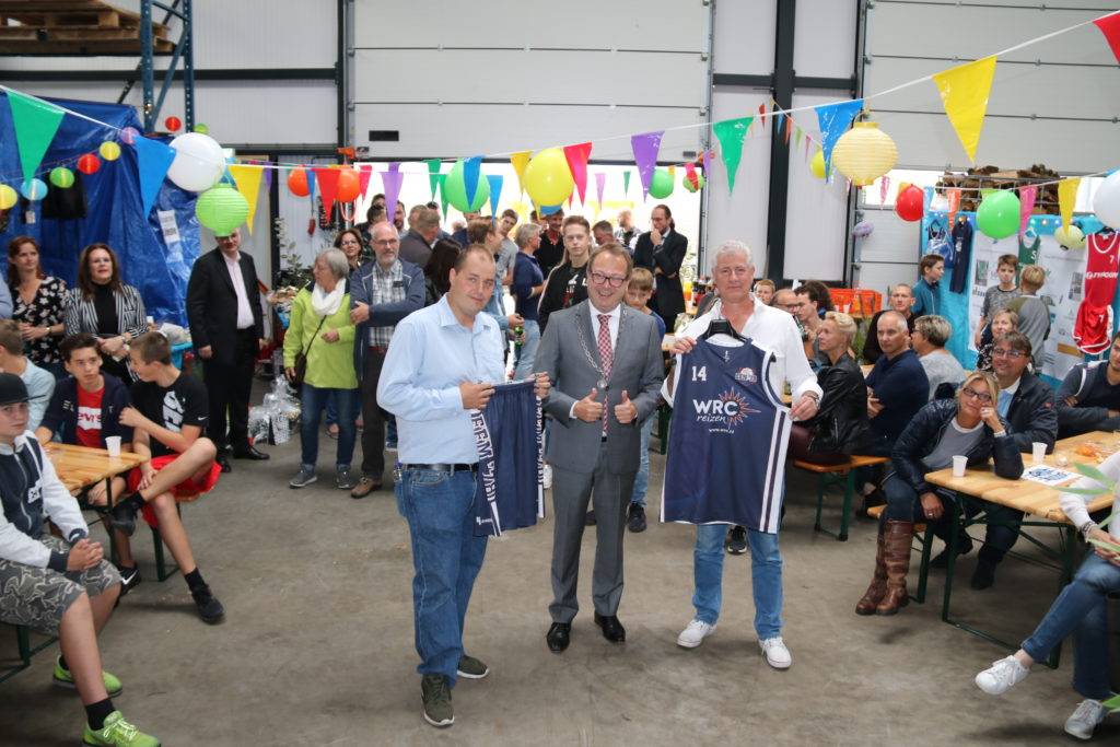 Burgemeester van Benthem overhandigt nieuwe tenue van basketbalvereniging Eem'78 met shirtsponsor WRC Reizen